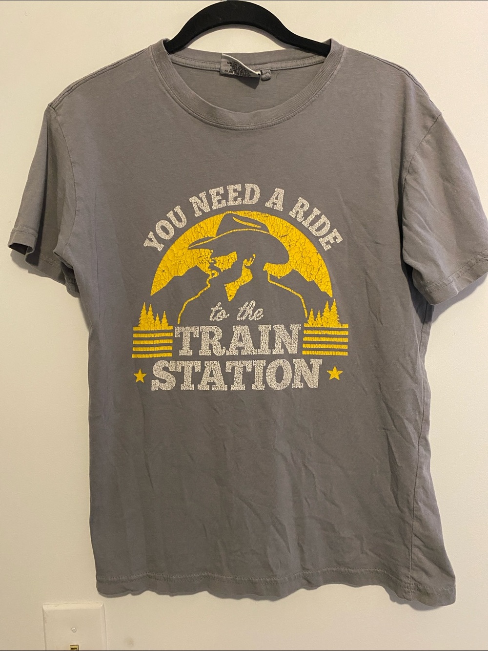 Men's Gray Short-Sleeve Graphic Tee with Yellow Print, has been loved. No holes